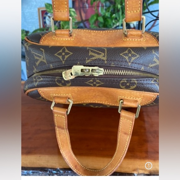 Louis Vuitton Excursion Bag - Picture 15 of 15